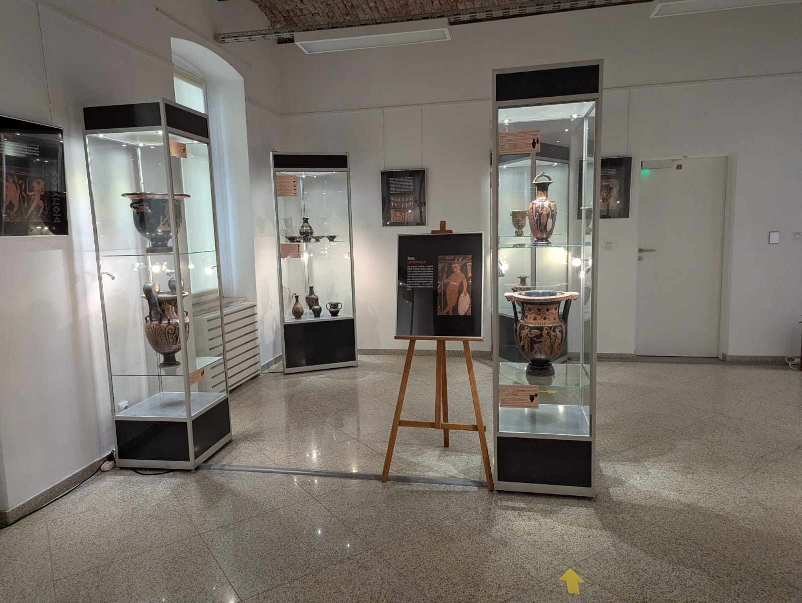 „Grecii de peste mări”, o incursiune în lumea credințelor și ideilor despre viață și moarte, prin intermediul vaselor cu figuri roșii, la Muzeul de Istorie Suceava