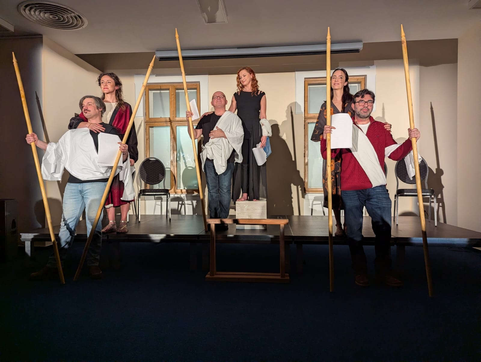 „Grecii de peste mări”, o incursiune în lumea credințelor și ideilor despre viață și moarte, prin intermediul vaselor cu figuri roșii, la Muzeul de Istorie Suceava