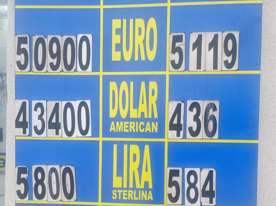 Cursul valutar curge implacabil: un euro se poate cumpăra acum cu peste 5,11 lei
