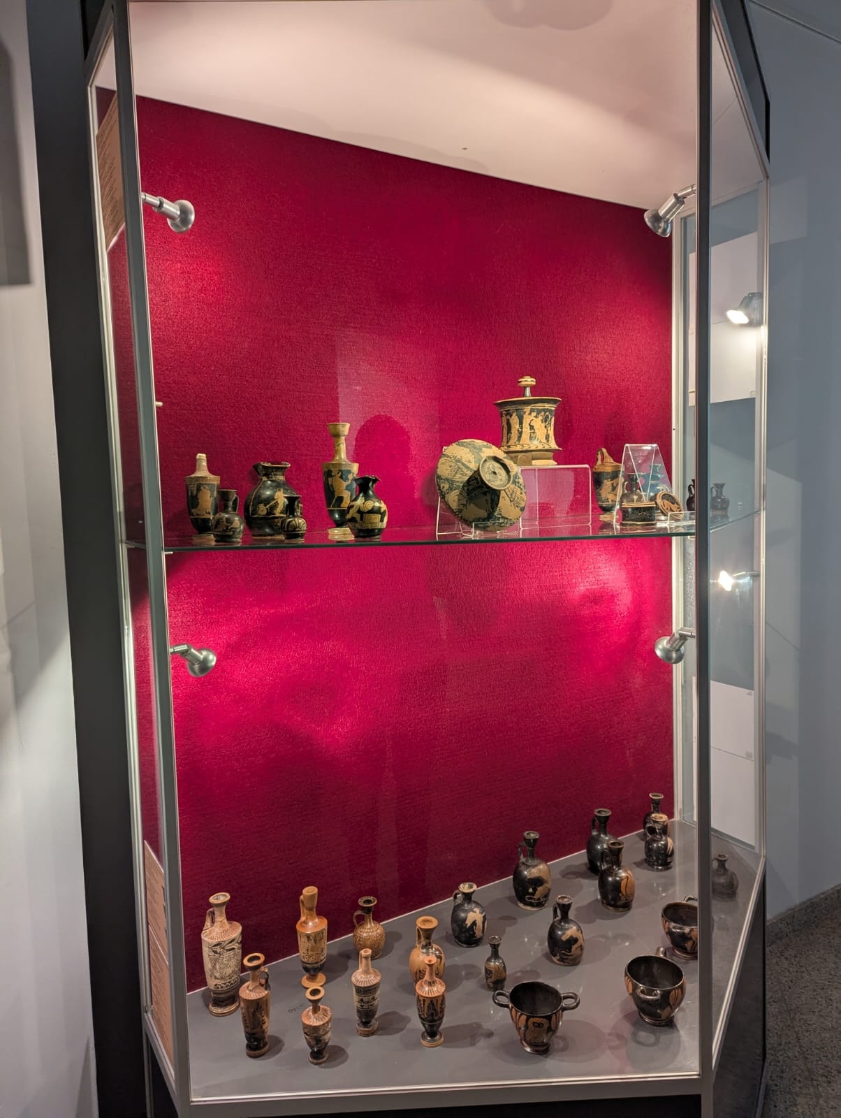 „Grecii de peste mări”, o incursiune în lumea credințelor și ideilor despre viață și moarte, prin intermediul vaselor cu figuri roșii, la Muzeul de Istorie Suceava