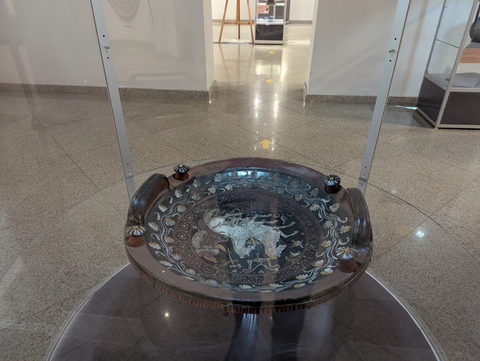 „Grecii de peste mări”, o incursiune în lumea credințelor și ideilor despre viață și moarte, prin intermediul vaselor cu figuri roșii, la Muzeul de Istorie Suceava