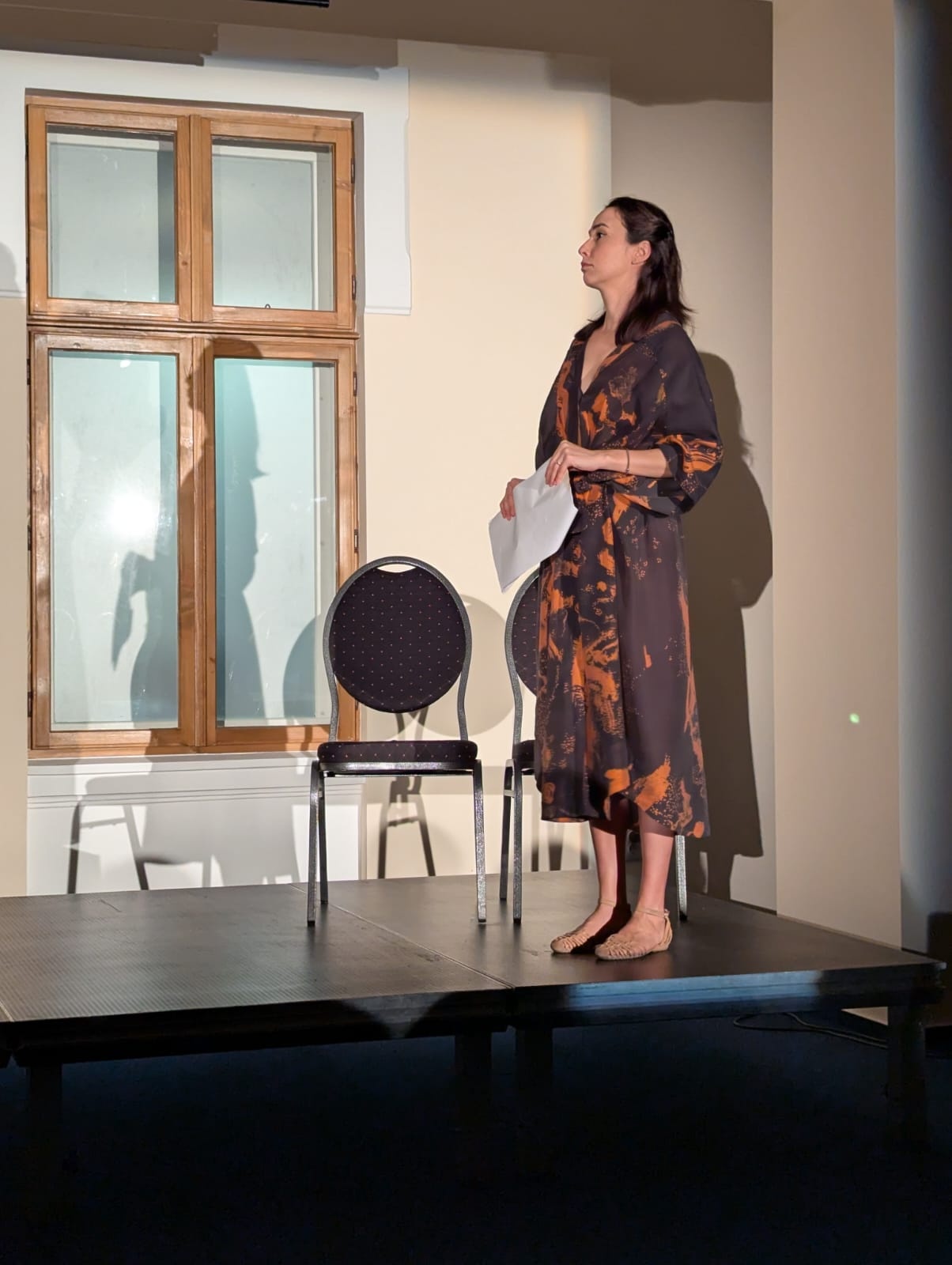 „Grecii de peste mări”, o incursiune în lumea credințelor și ideilor despre viață și moarte, prin intermediul vaselor cu figuri roșii, la Muzeul de Istorie Suceava