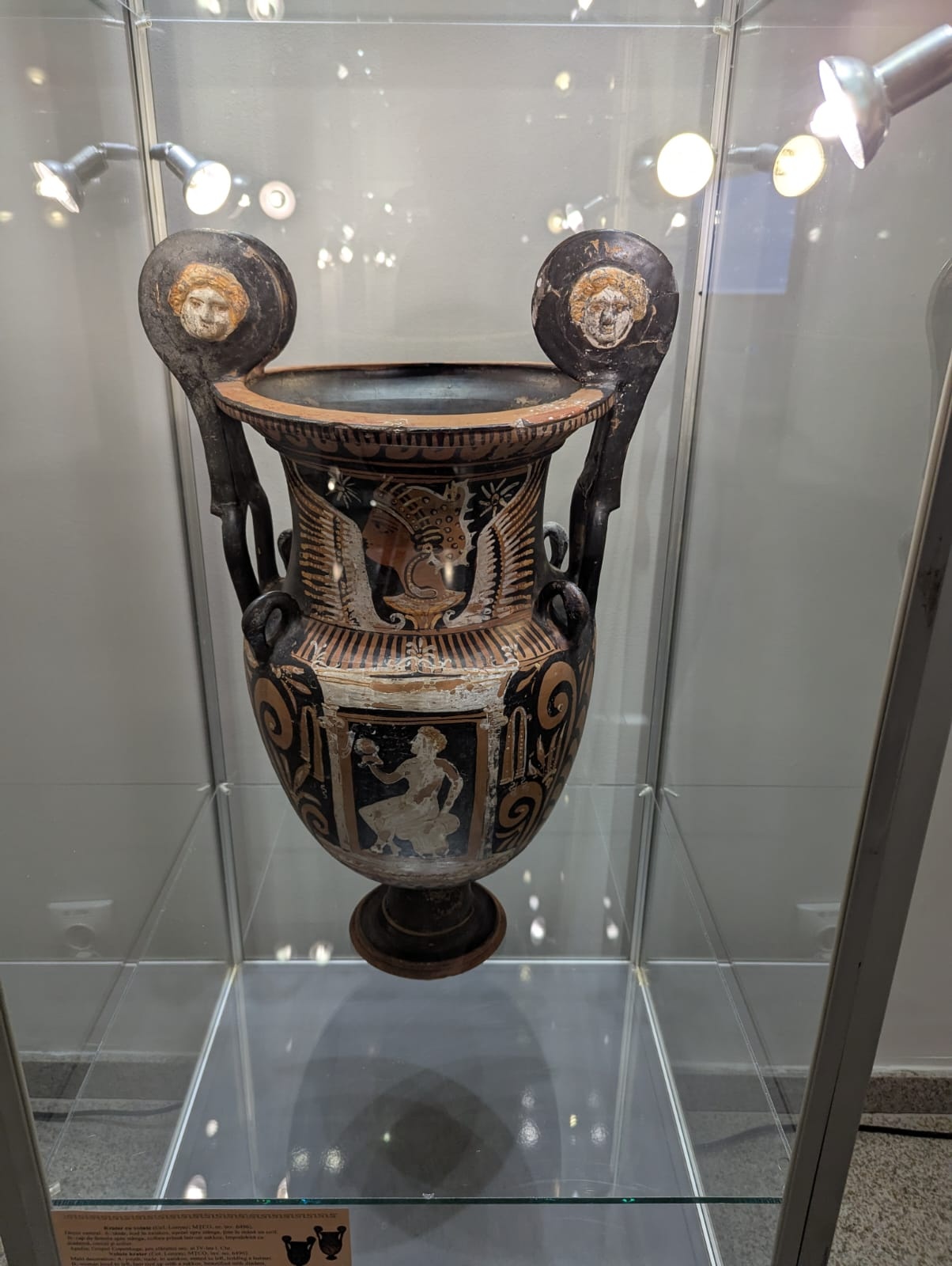 „Grecii de peste mări”, o incursiune în lumea credințelor și ideilor despre viață și moarte, prin intermediul vaselor cu figuri roșii, la Muzeul de Istorie Suceava