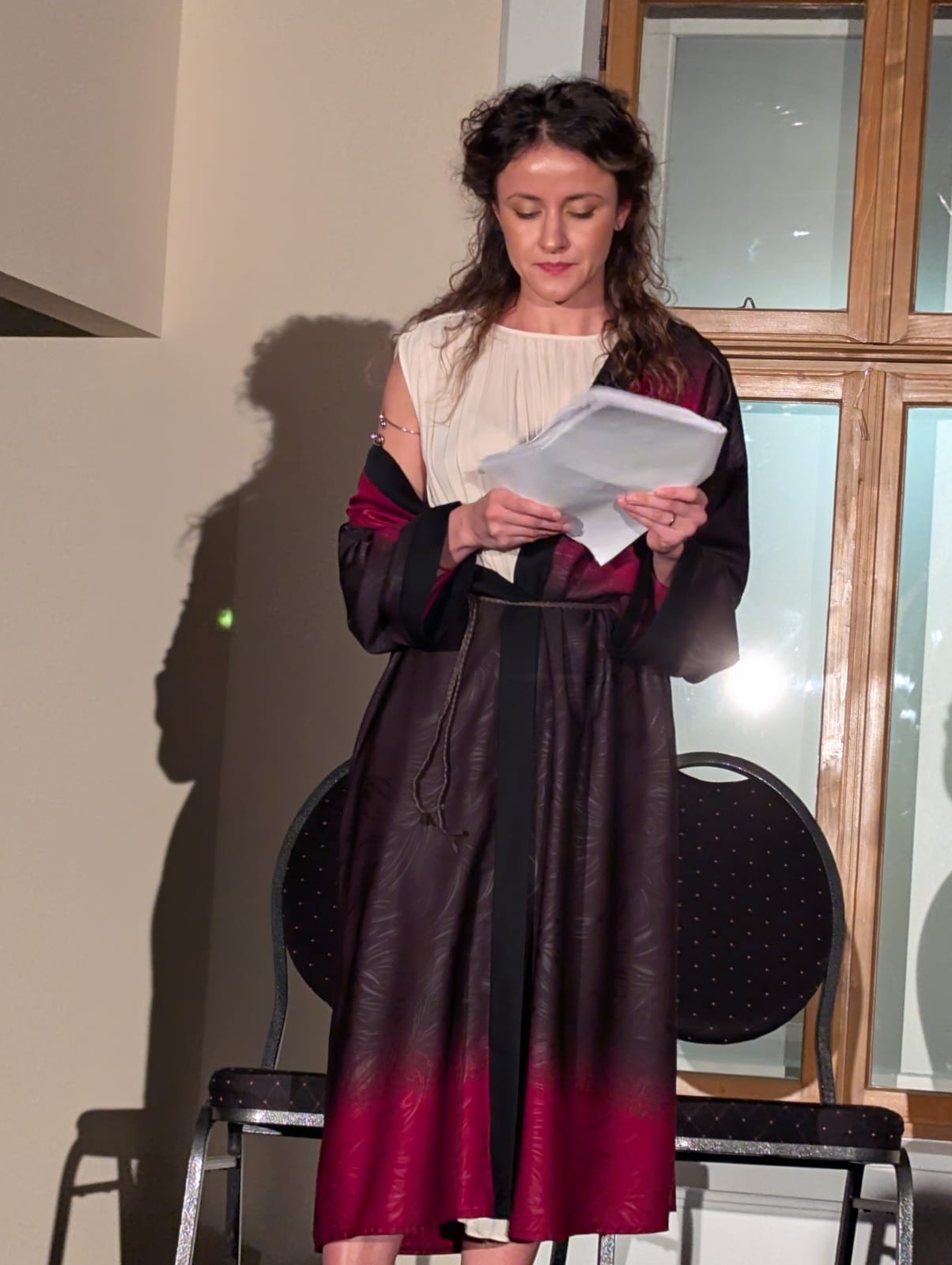 „Grecii de peste mări”, o incursiune în lumea credințelor și ideilor despre viață și moarte, prin intermediul vaselor cu figuri roșii, la Muzeul de Istorie Suceava