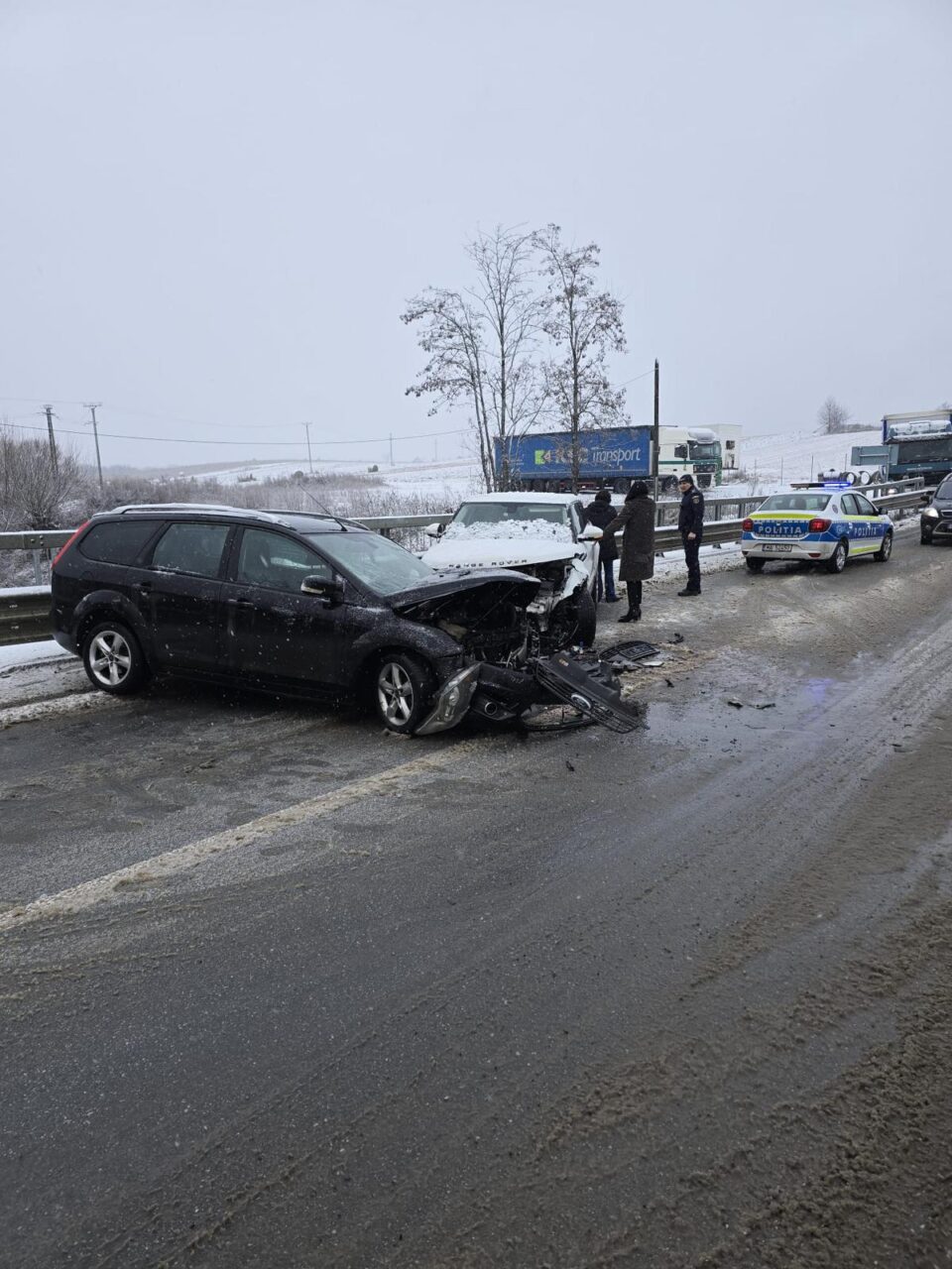 Accident cu două șoferițe implicate, după ce una dintre ele a intrat pe contrasens