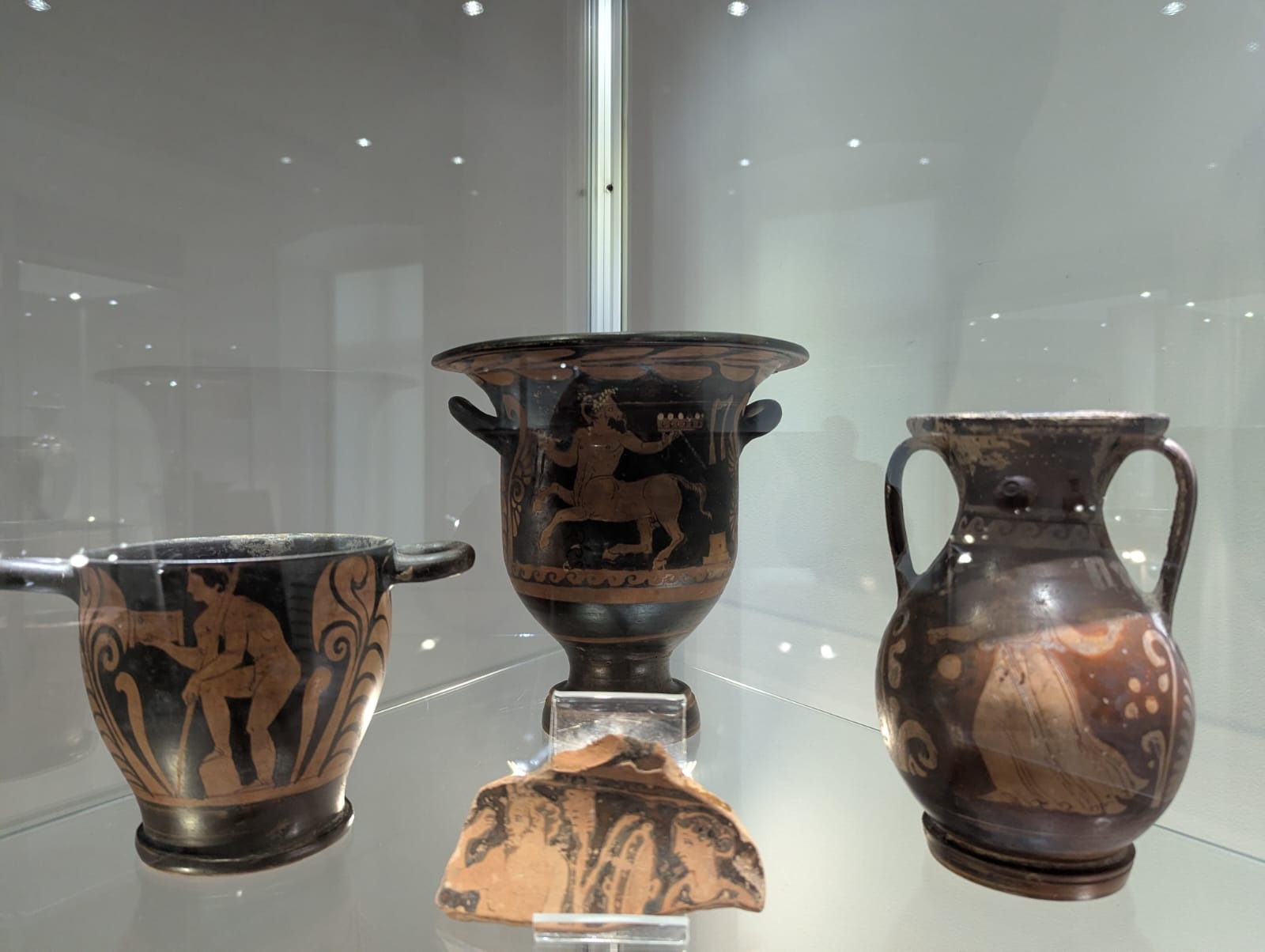 „Grecii de peste mări”, o incursiune în lumea credințelor și ideilor despre viață și moarte, prin intermediul vaselor cu figuri roșii, la Muzeul de Istorie Suceava