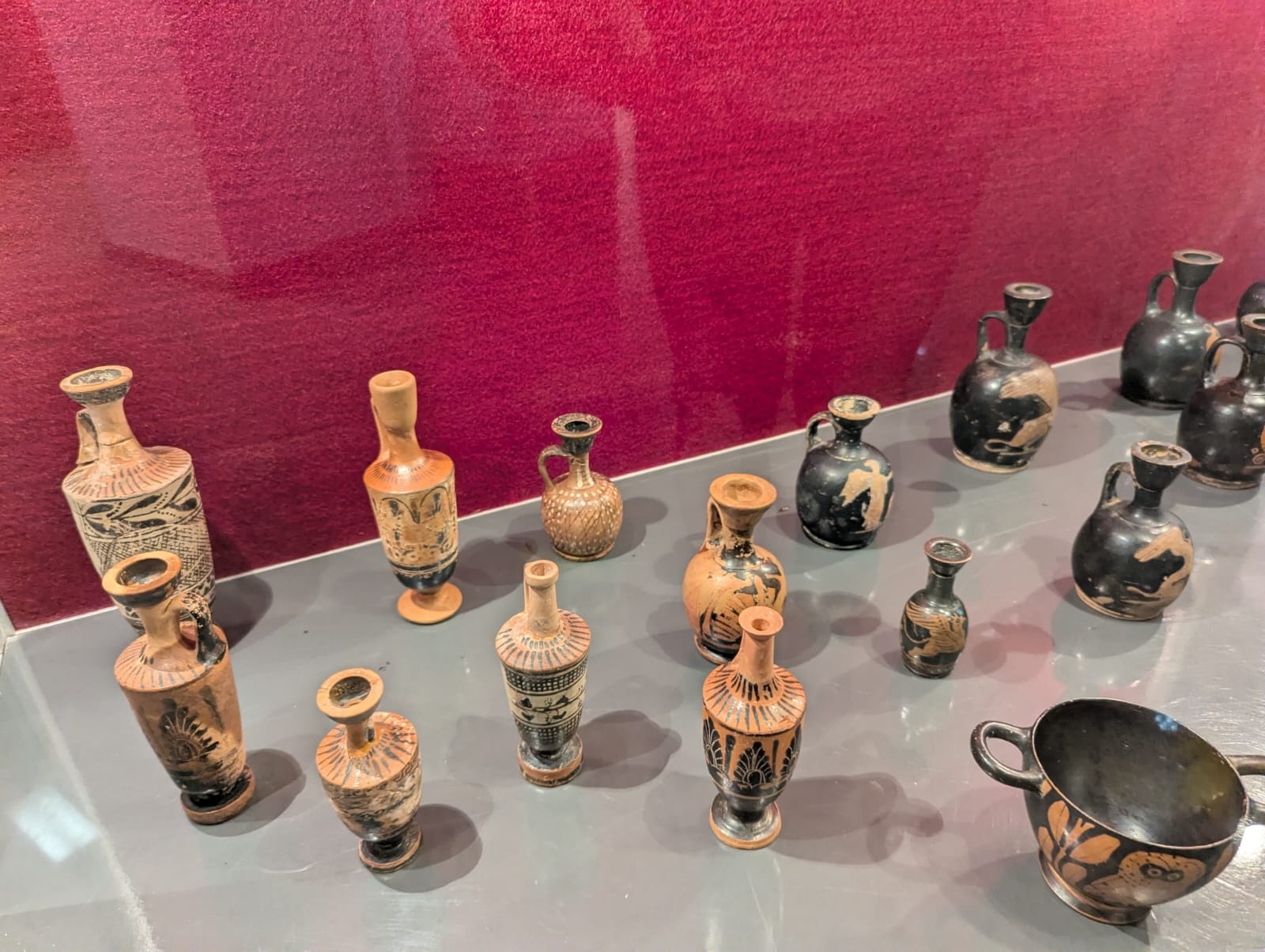 „Grecii de peste mări”, o incursiune în lumea credințelor și ideilor despre viață și moarte, prin intermediul vaselor cu figuri roșii, la Muzeul de Istorie Suceava