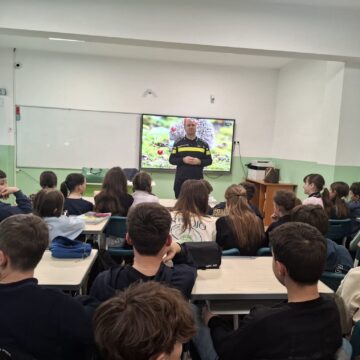 Elevii din trei școli din municipiul Suceava, vizați de controale ale polițiștilor