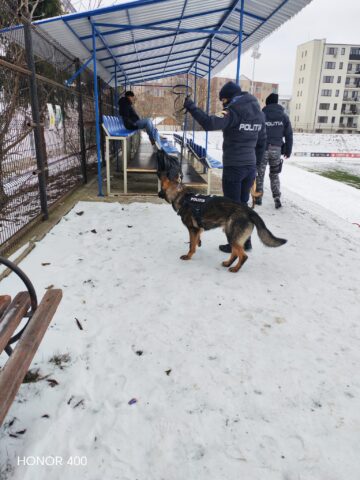 Elevii din trei școli din municipiul Suceava, vizați de controale ale polițiștilor