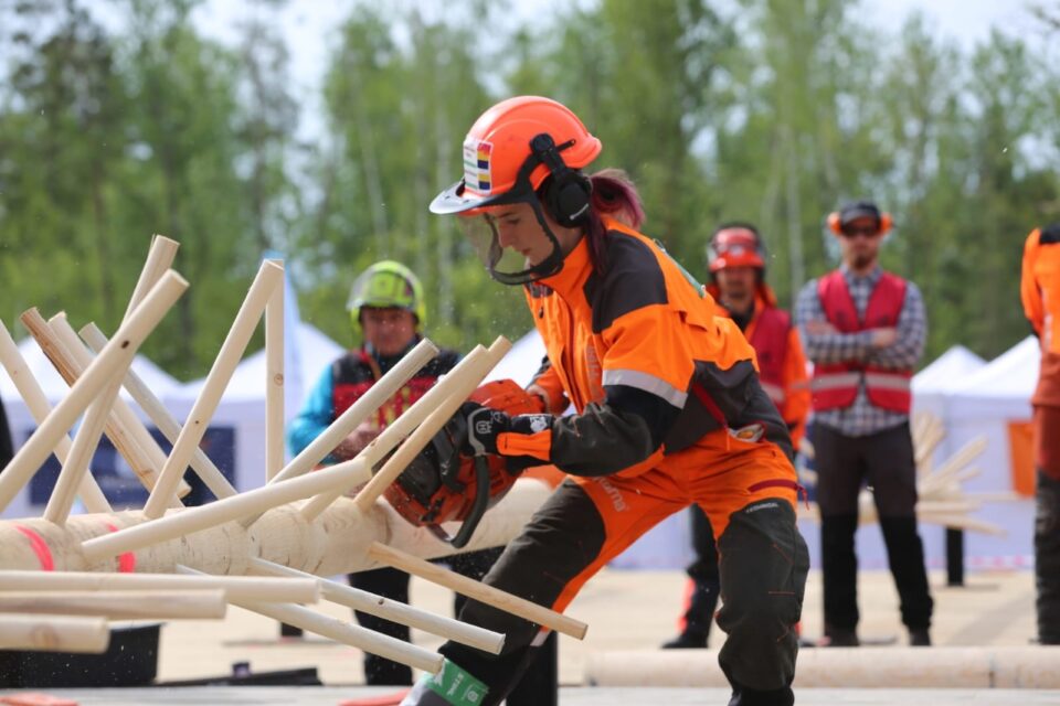 Elevă Colegiului Silvic, sportivă de performanță, spre rezultate mondiale în mânuirea drujbei, cepuire și doborâre