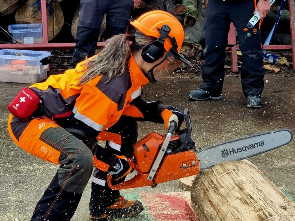 Elevă Colegiului Silvic, sportivă de performanță, spre rezultate mondiale în mânuirea drujbei, cepuire și doborâre Elevă Colegiului Silvic, sportivă de performanță, spre rezultate mondiale în mânuirea drujbei, cepuire și doborâre