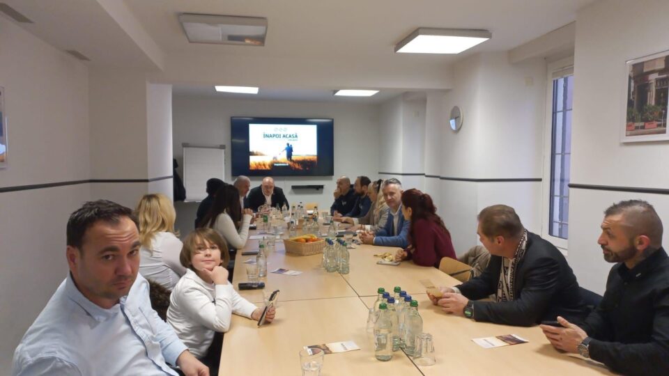 Deputații AUR Florin Pușcașu și consilierul județean Ștefan Cucoradă au discutat cu români din Elveția despre revenirea lor în România