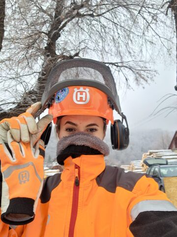 Elevă Colegiului Silvic, sportivă de performanță, spre rezultate mondiale în mânuirea drujbei, cepuire și doborâre