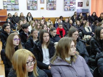 Ziua Unirii Principatelor Române, celebrată de elevi și profesori ai Colegiului „E. Hurmuzachi” Rădăuți