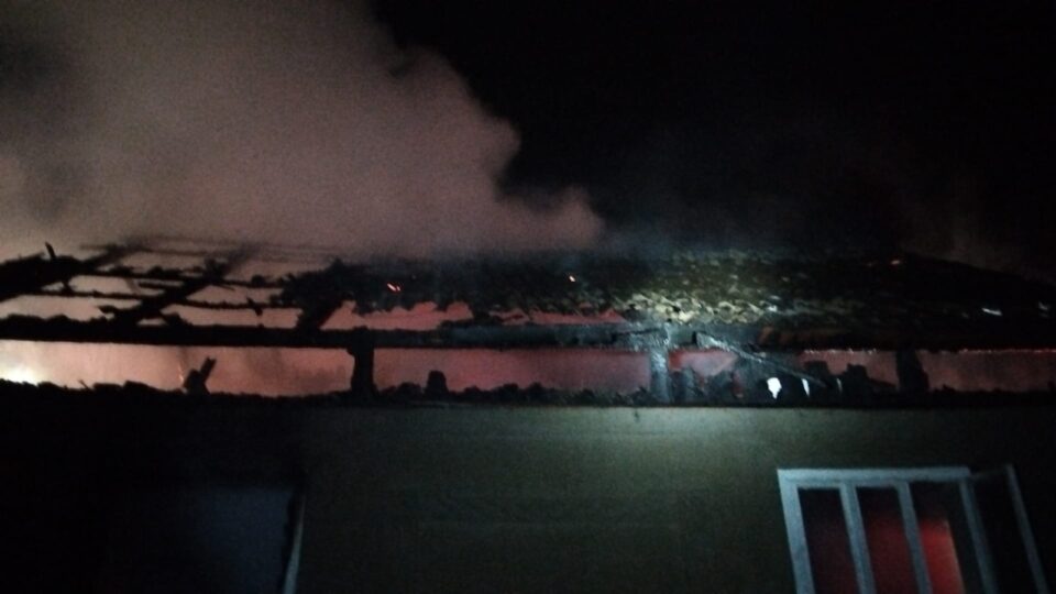 Casă distrusă într-un puternic incendiu izbucnit în miez de noapte