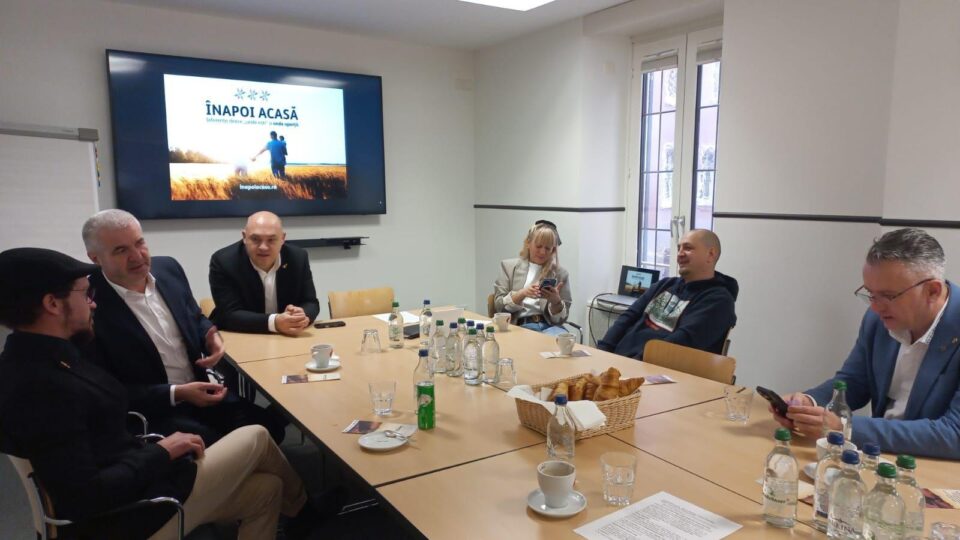 Deputații AUR Florin Pușcașu și consilierul județean Ștefan Cucoradă au discutat cu români din Elveția despre revenirea lor în România