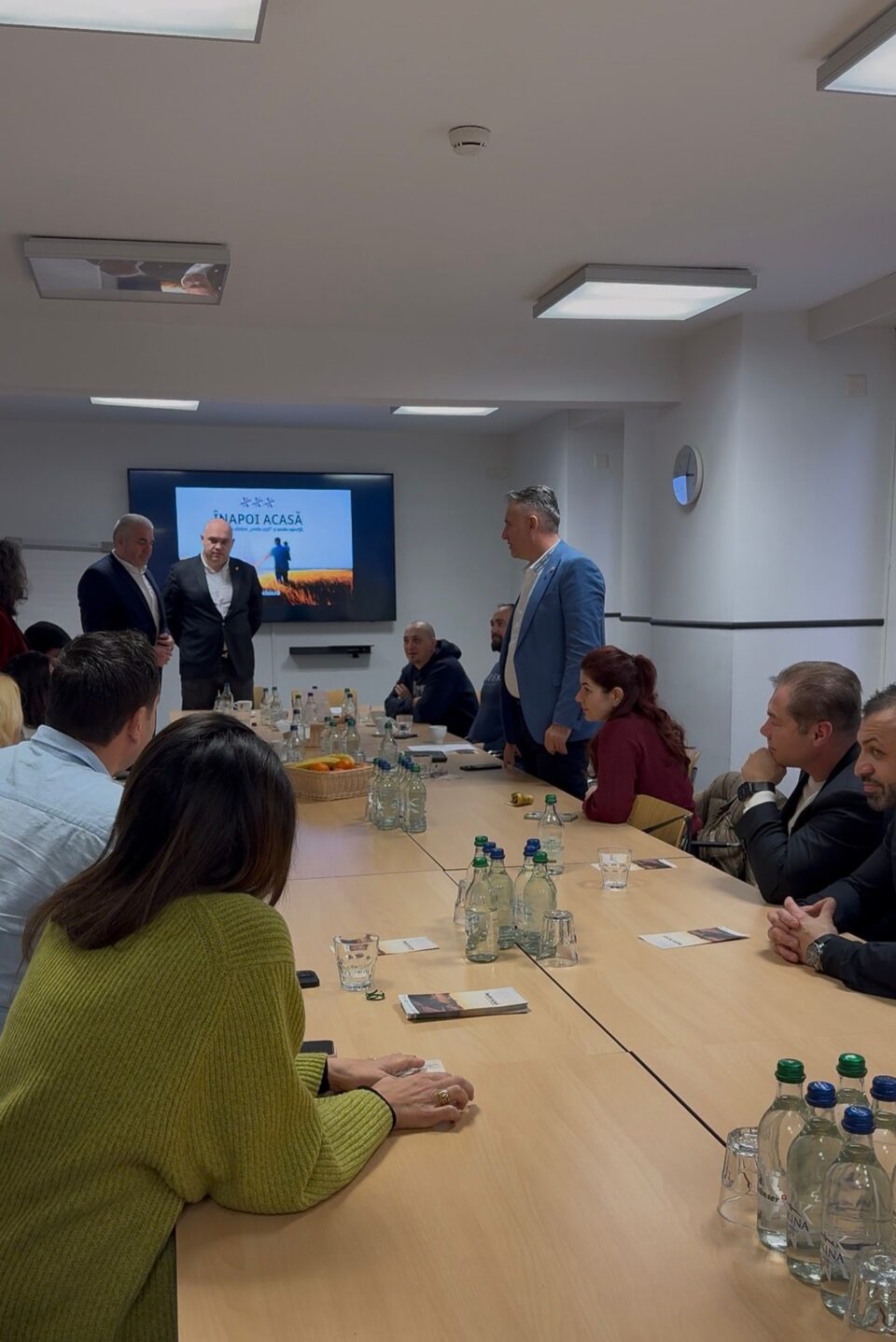 Deputații AUR Florin Pușcașu și consilierul județean Ștefan Cucoradă au discutat cu români din Elveția despre revenirea lor în România