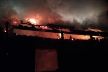 Casă distrusă într-un puternic incendiu izbucnit în miez de noapte