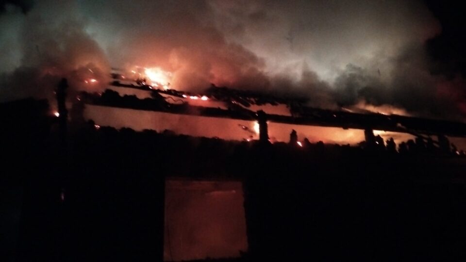 Casă distrusă într-un puternic incendiu izbucnit în miez de noapte