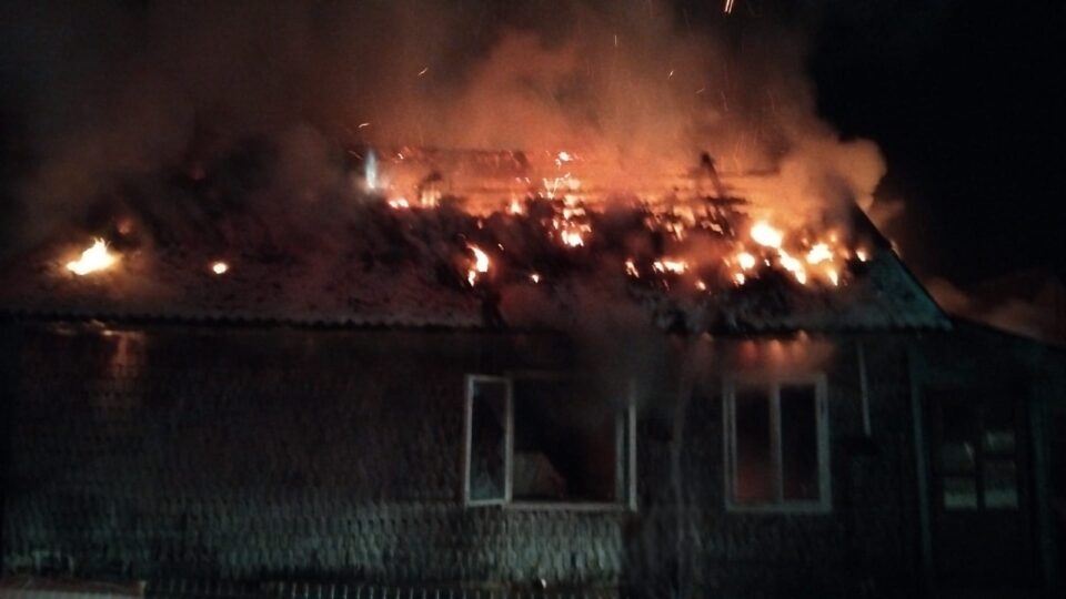 Casă distrusă într-un puternic incendiu izbucnit în miez de noapte