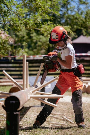 Elevă Colegiului Silvic, sportivă de performanță, spre rezultate mondiale în mânuirea drujbei, cepuire și doborâre