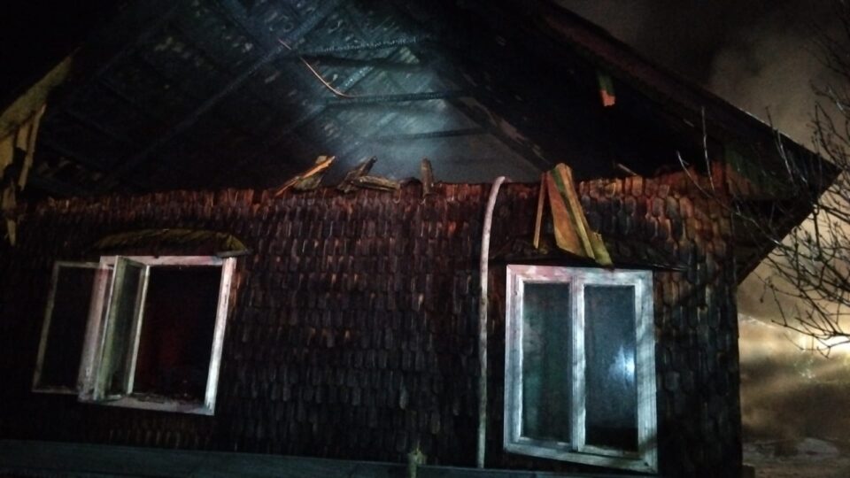 Casă distrusă într-un puternic incendiu izbucnit în miez de noapte