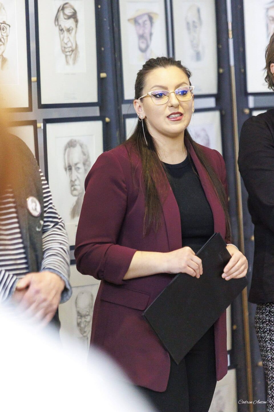 64 de caricaturi ale marilor actori români, expuse în holul Teatrului „Matei Vișniec” Suceava