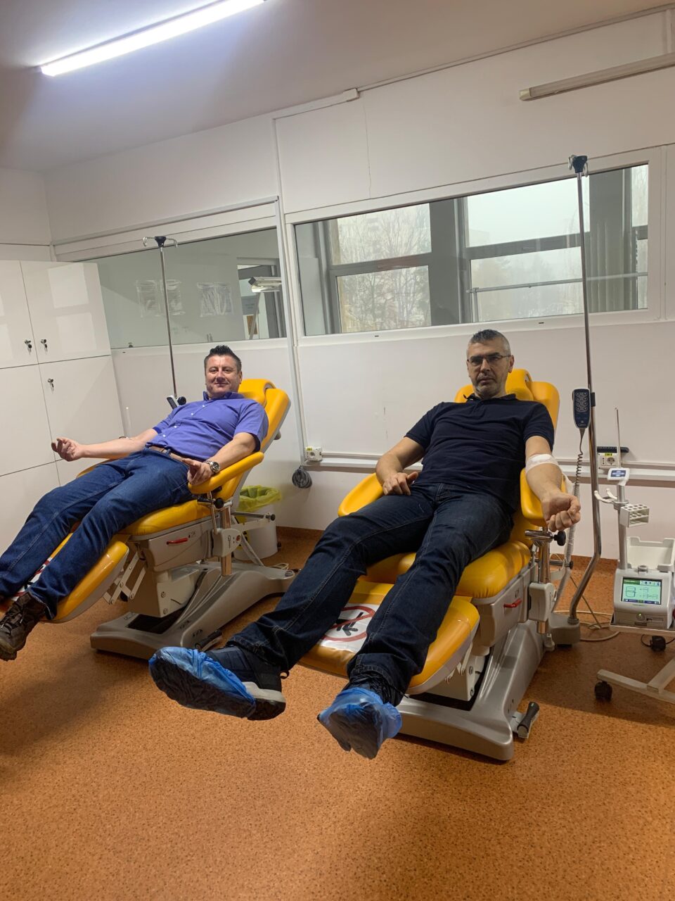 Lideri și membri ai USR Suceava donează sânge pentru un sucevean aflat în nevoie