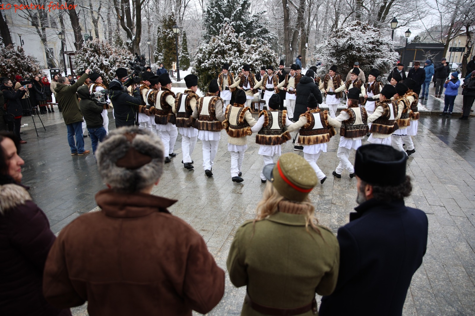 167 de profesori și elevi de la școli din județ au prezentat momente artistice în centrul Sucevei, de Ziua Unirii Principatelor Române