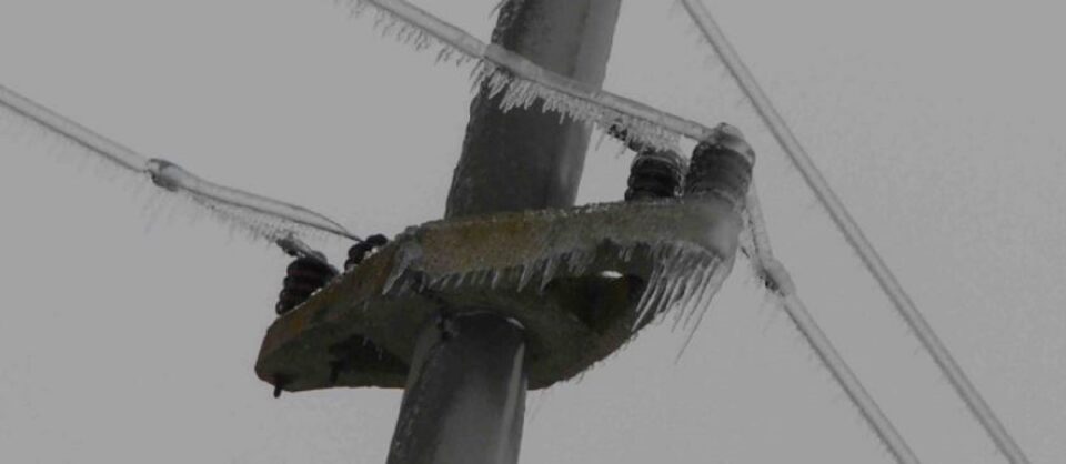 Chiciura a lăsat fără curent electric mai multe localităţi sucevene: Sf. Ilie, Moara, Trei Movile