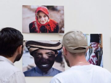 Fotografii cu doi frați din Șaru Dornei, admirate în expoziții internaționale, în București, Cairo sau Seul