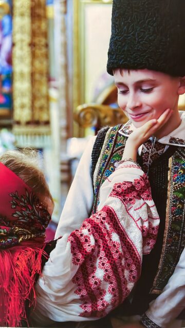 Fotografii cu doi frați din Șaru Dornei, admirate în expoziții internaționale, în București, Cairo sau Seul