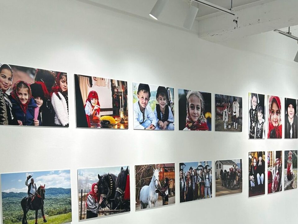 Fotografii cu doi frați din Șaru Dornei, admirate în expoziții internaționale, în București, Cairo sau Seul