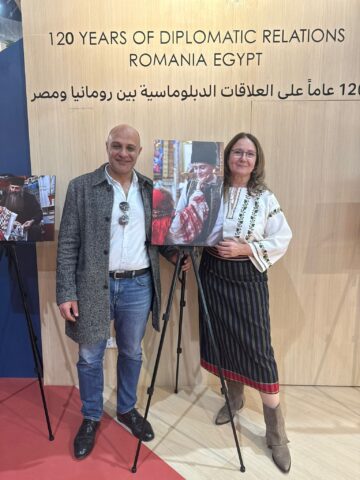 Fotografii cu doi frați din Șaru Dornei, admirate în expoziții internaționale, în București, Cairo sau Seul