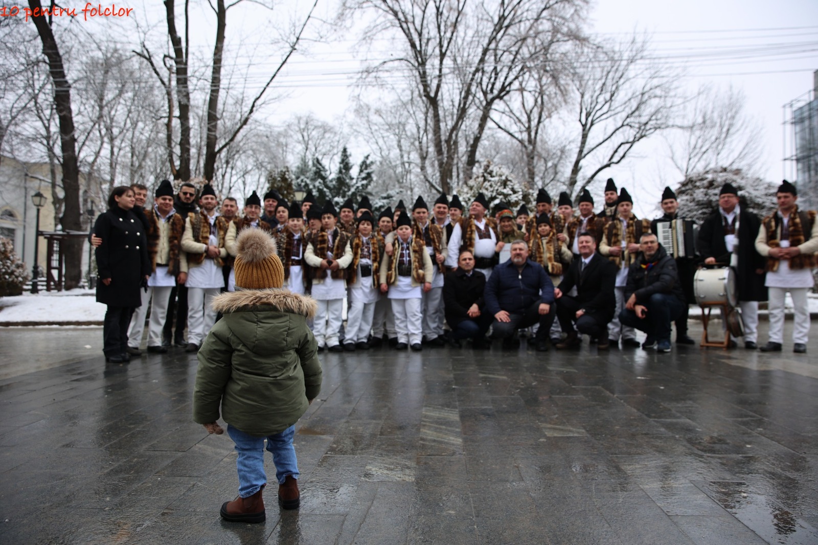 167 de profesori și elevi de la școli din județ au prezentat momente artistice în centrul Sucevei, de Ziua Unirii Principatelor Române
