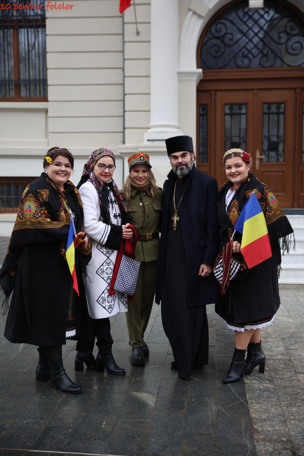 167 de profesori și elevi de la școli din județ au prezentat momente artistice în centrul Sucevei, de Ziua Unirii Principatelor Române