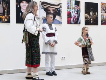 Fotografii cu doi frați din Șaru Dornei, admirate în expoziții internaționale, în București, Cairo sau Seul