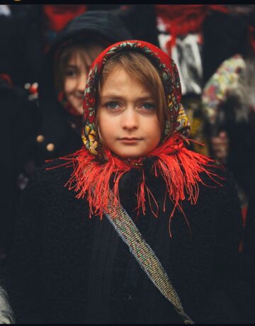 Fotografii cu doi frați din Șaru Dornei, admirate în expoziții internaționale, în București, Cairo sau Seul