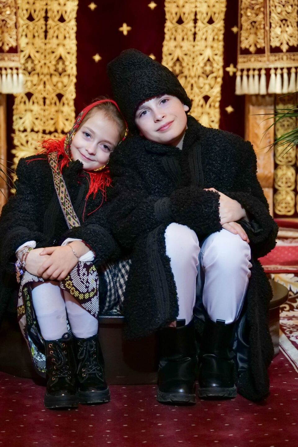 Fotografii cu doi frați din Șaru Dornei, admirate în expoziții internaționale, în București, Cairo sau Seul