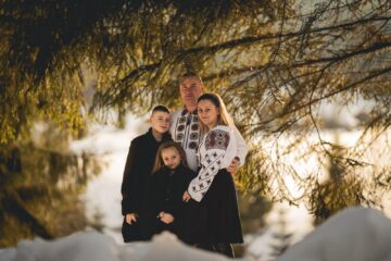 Fotografii cu doi frați din Șaru Dornei, admirate în expoziții internaționale, în București, Cairo sau Seul