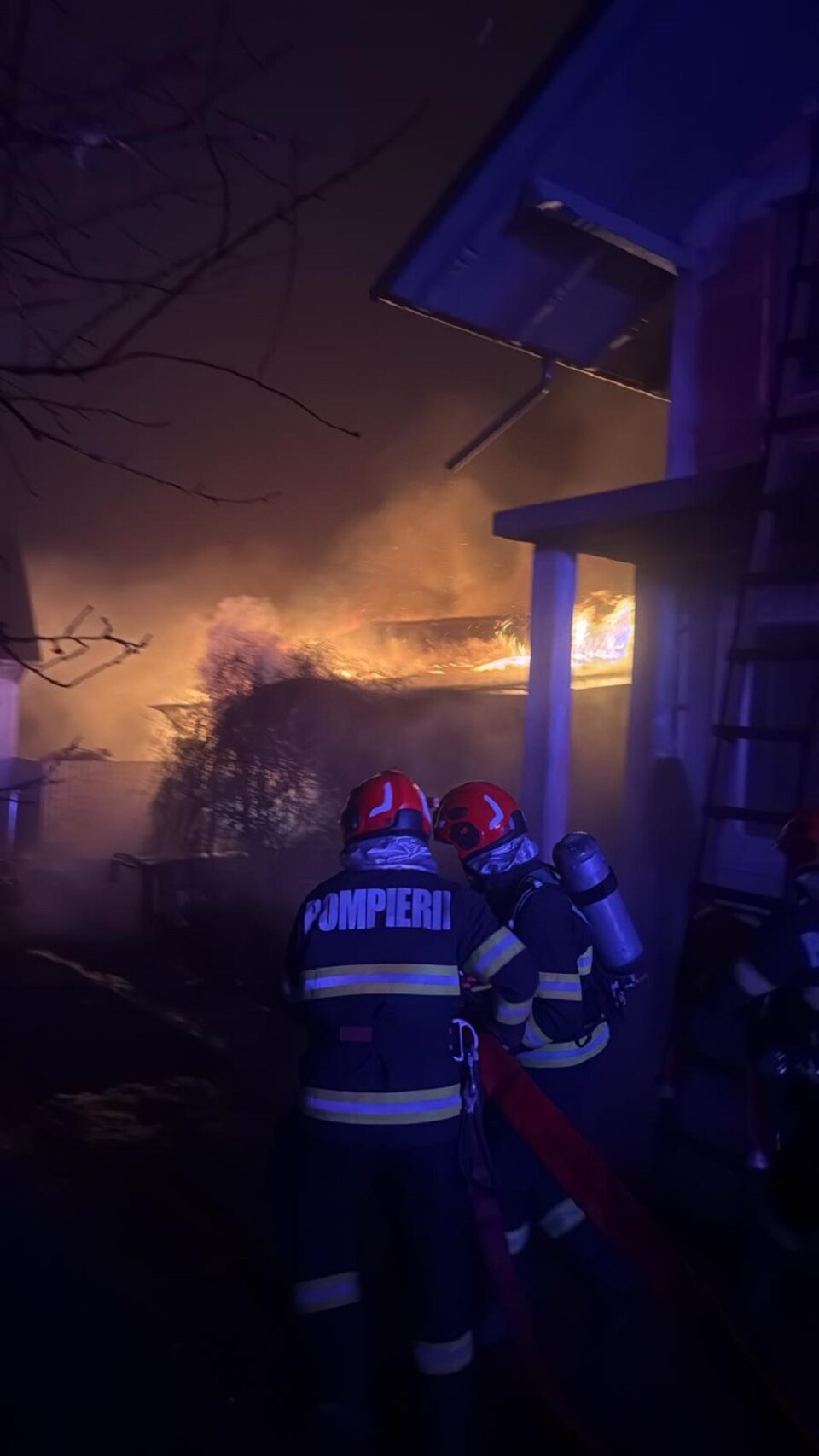 Doi soți vârstnici au rămas fără casă după un incendiu izbucnit de la un boiler