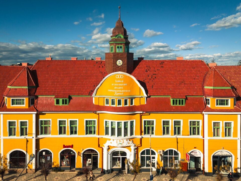 Primăria Rădăuți vrea să cumpere un spațiu la parter din clădirea-monument a fostei prefecturi