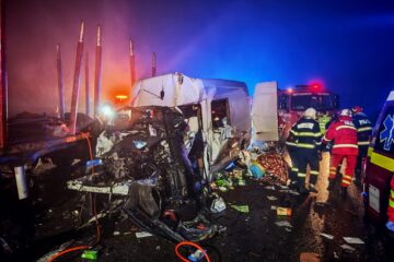 Un mort și trei răniți după ce un microbuz a fost ciocnit frontal de un tir, între Stroiești și Ilișești
