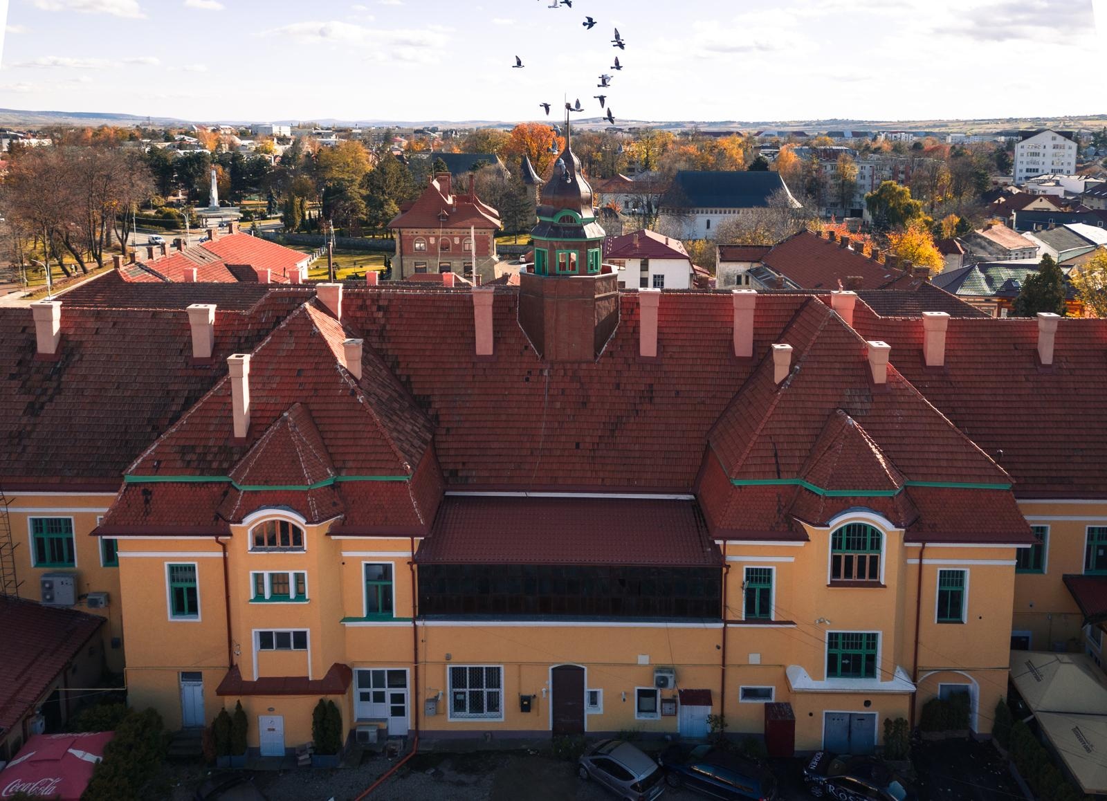 Primăria Rădăuți vrea să cumpere un spațiu la parter din clădirea-monument a fostei prefecturi