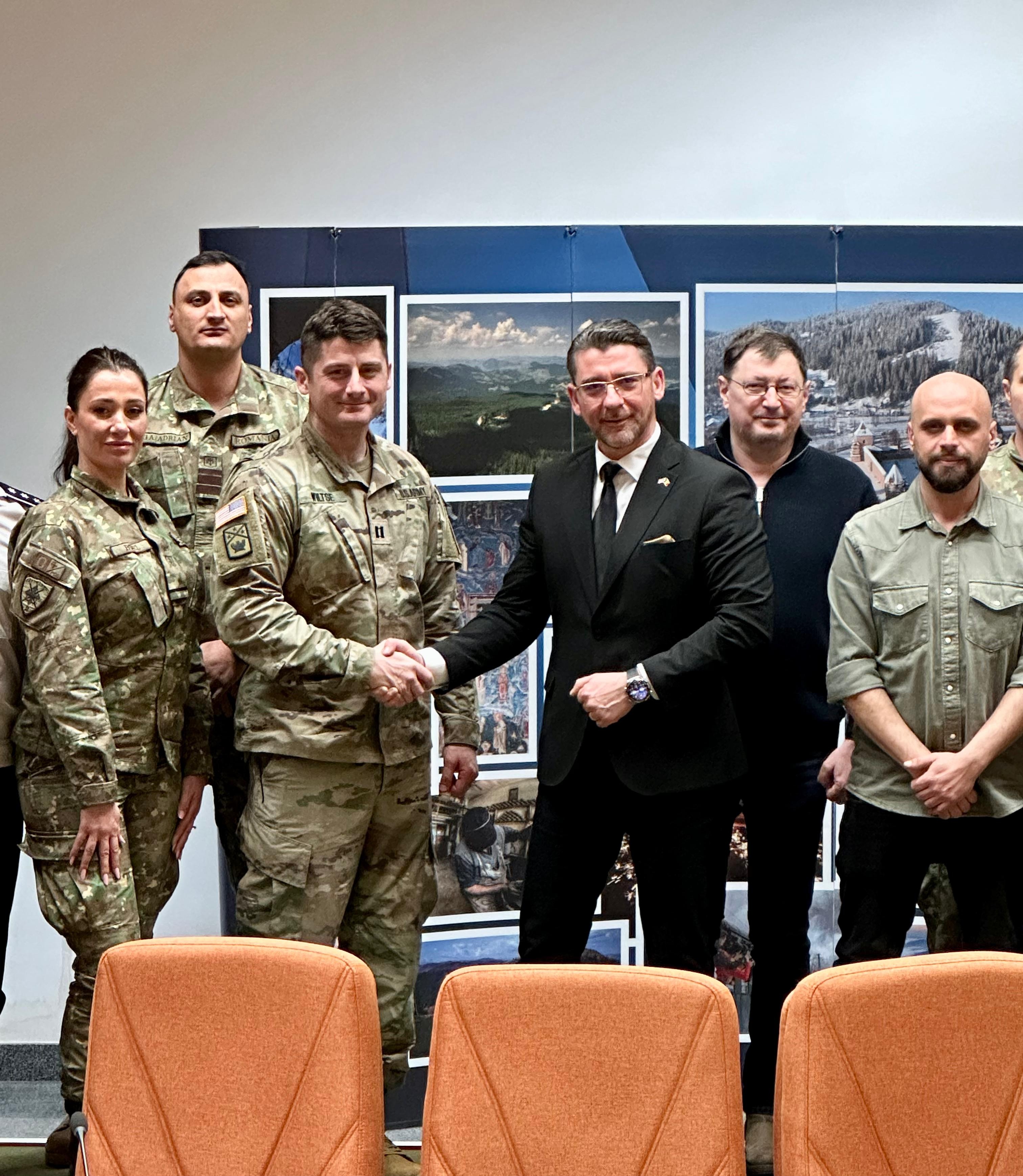 Prefectul Andronachi a avut o întâlnire de lucru cu specialiști din armatele din România și SUA în cooperare civilă și militară