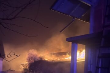 Intervenție grea a pompierilor la un incendiu izbucnit la o casă și amplificat de vânt