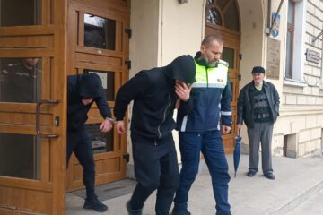 Ștefan-Sorin Farcaș, de această dată în colaborare cu Adrian-Gheorghe Buzic, a spart și casa notarului public Ioan Covariuc, din Milișăuți