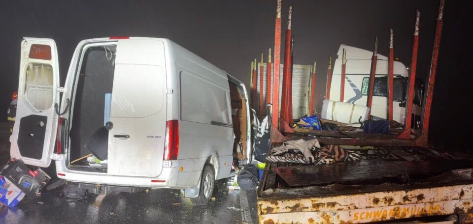 Un mort și trei răniți după ce un microbuz a fost ciocnit frontal de un tir, între Stroiești și Ilișești