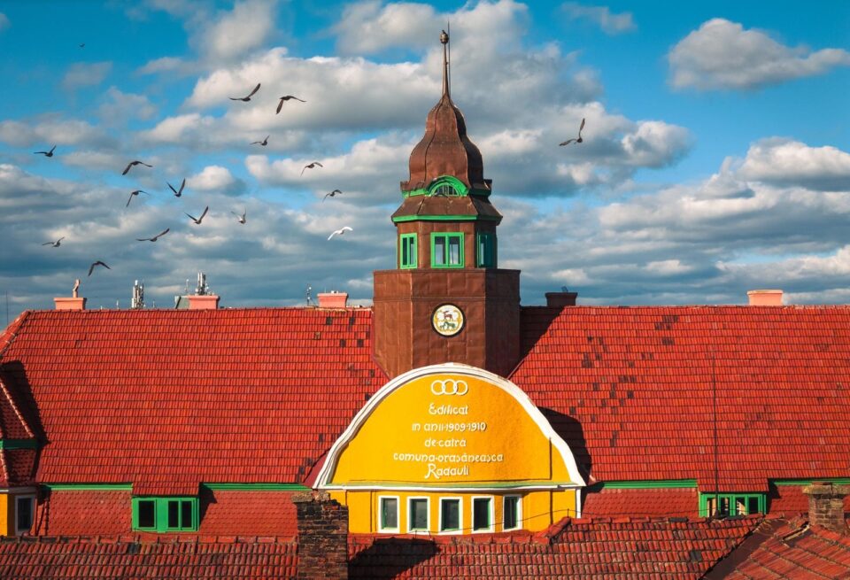 Primăria Rădăuți vrea să cumpere un spațiu la parter din clădirea-monument a fostei prefecturi