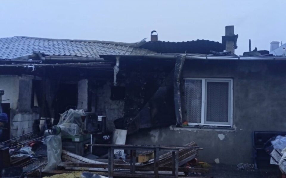 Doi soți vârstnici au rămas fără casă după un incendiu izbucnit de la un boiler